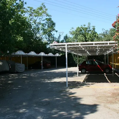 Batis Otel Livanátai